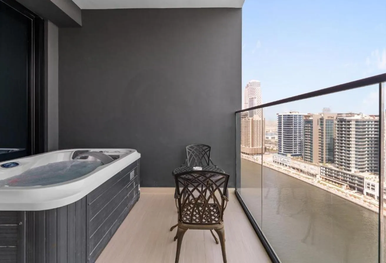Photo of the balcony with a hot tub and two chairs above the canal