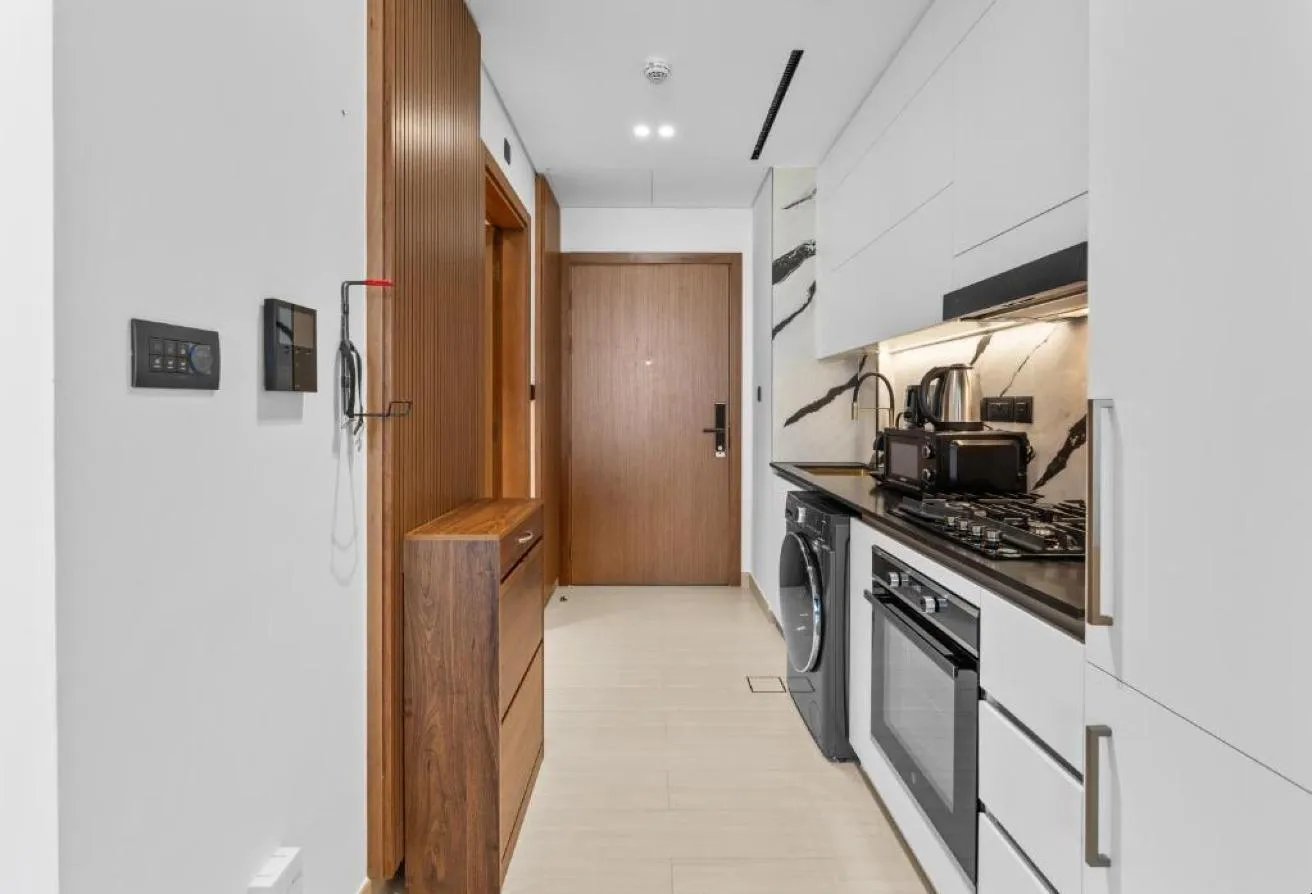 Photo of the entrance hall, with the front door and the kitchen along one wall